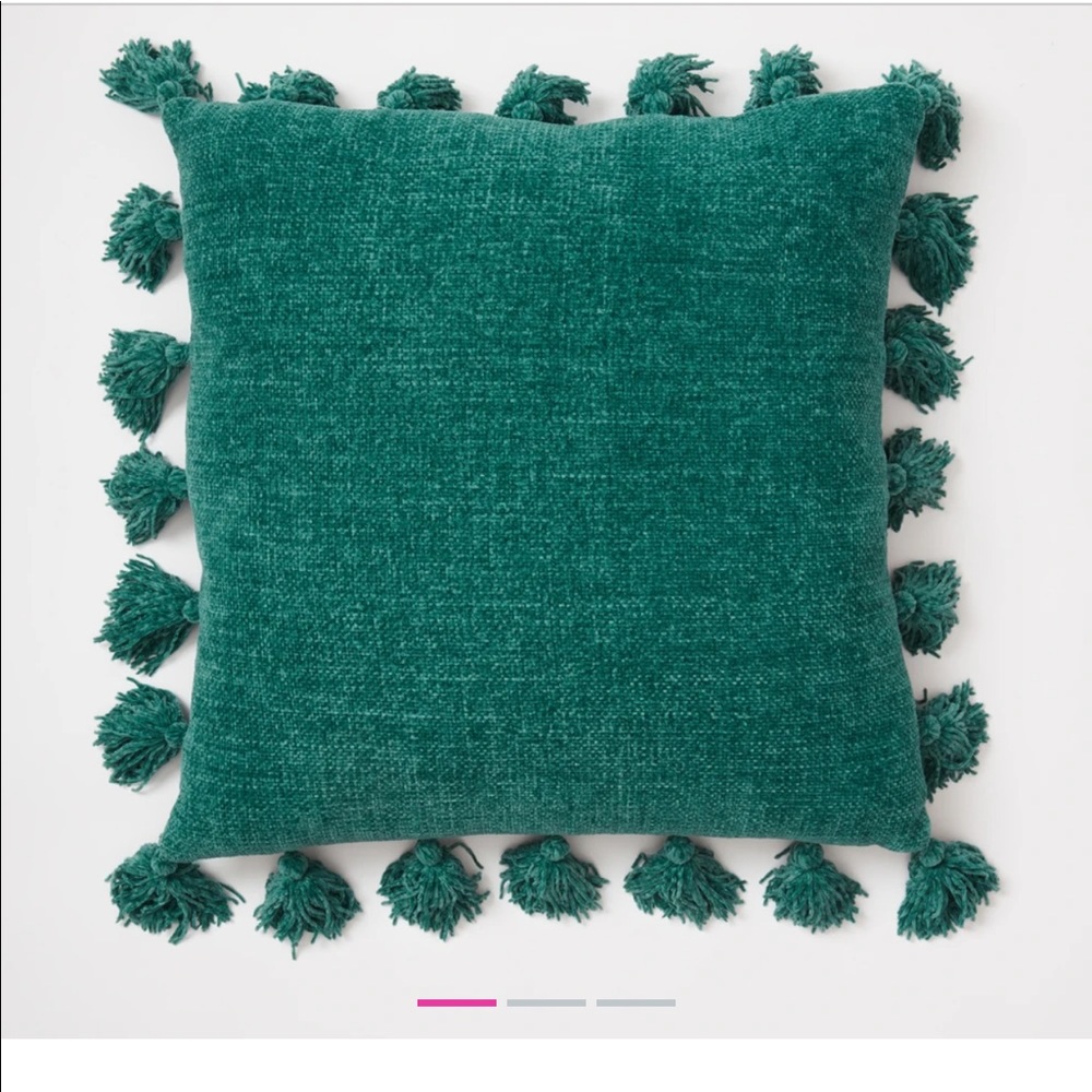 Set of 2 Emerald green Chenille knit tassel throw pillows. 1 missing tassel.